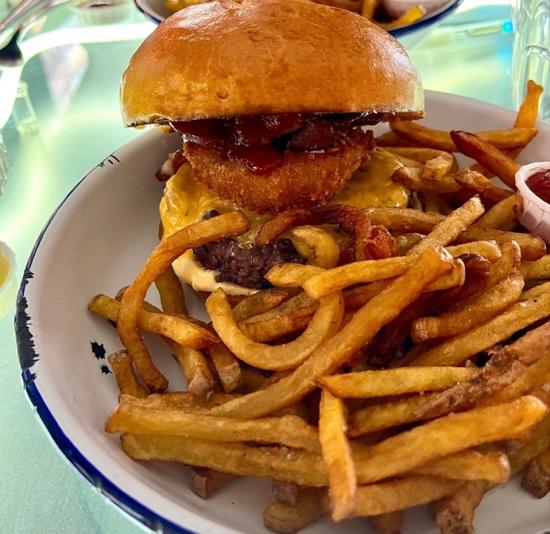 Une image contenant frites, alimentation, assiette, sandwichDescription générée automatiquement