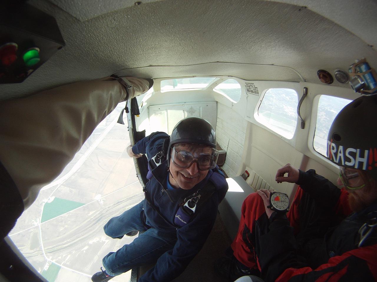 skydiving-270136_1280.jpg