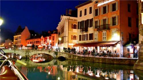 annecy la nuit