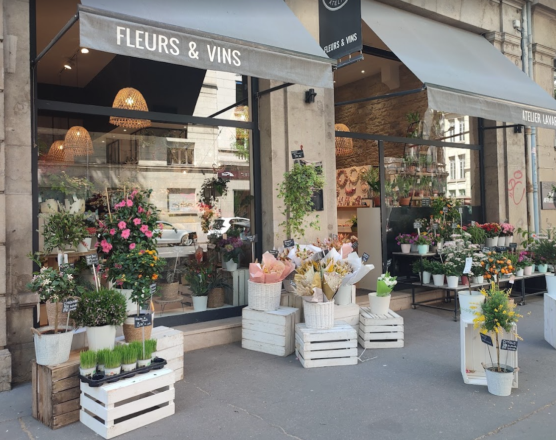 Une image contenant pot de fleurs, scène, bâtiment, plante d’intérieurDescription générée automatiquement