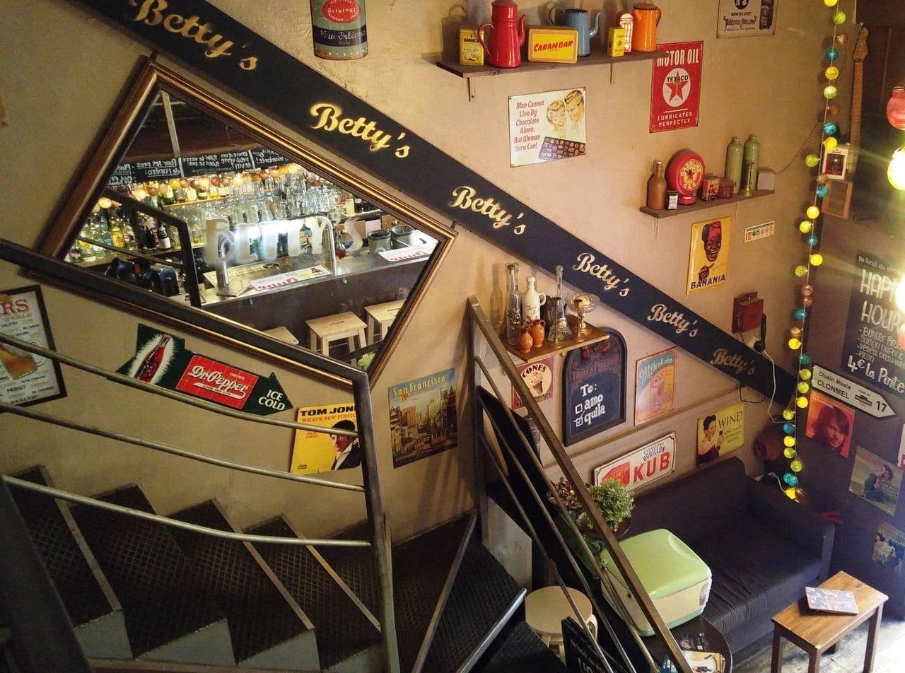 Betty's Bar - photo 4