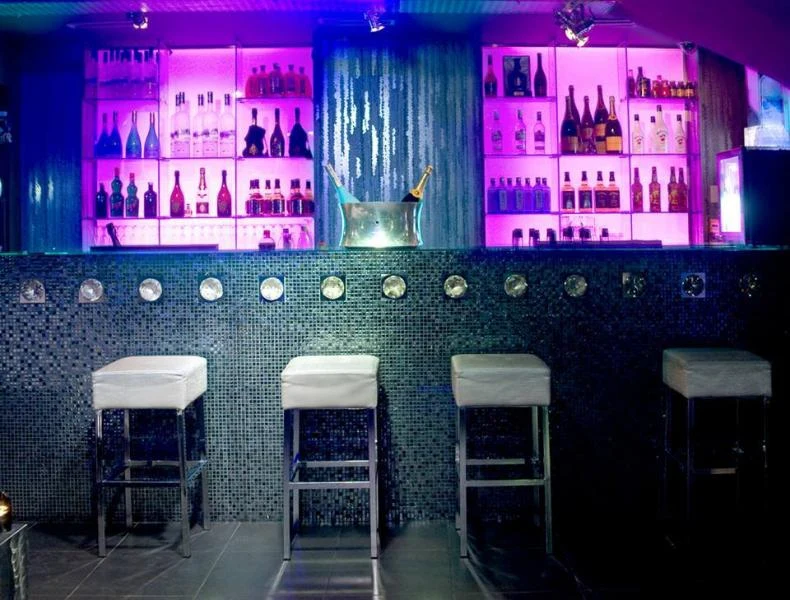 Black & White Club - photo 2