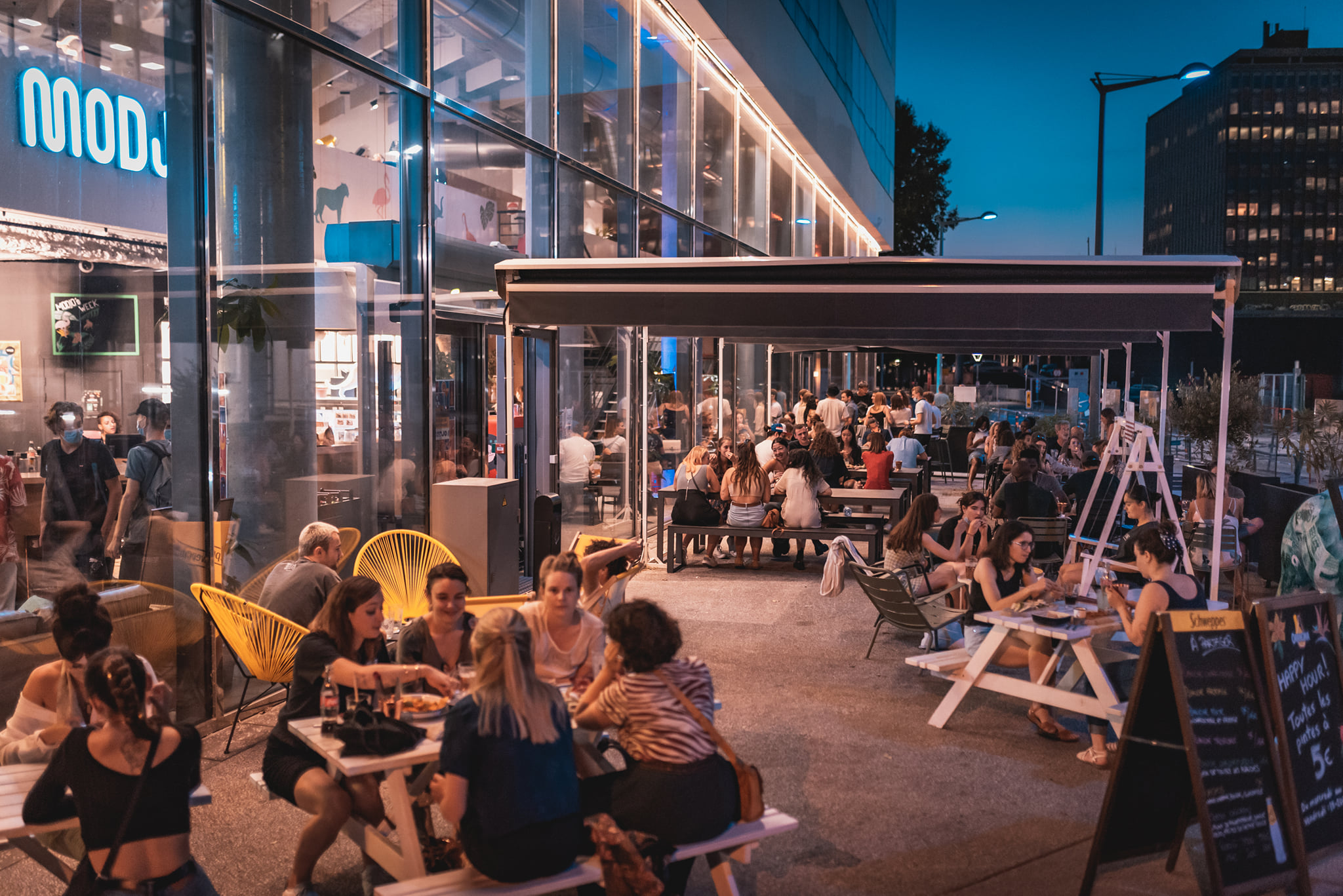 terrasse animée au Modjo