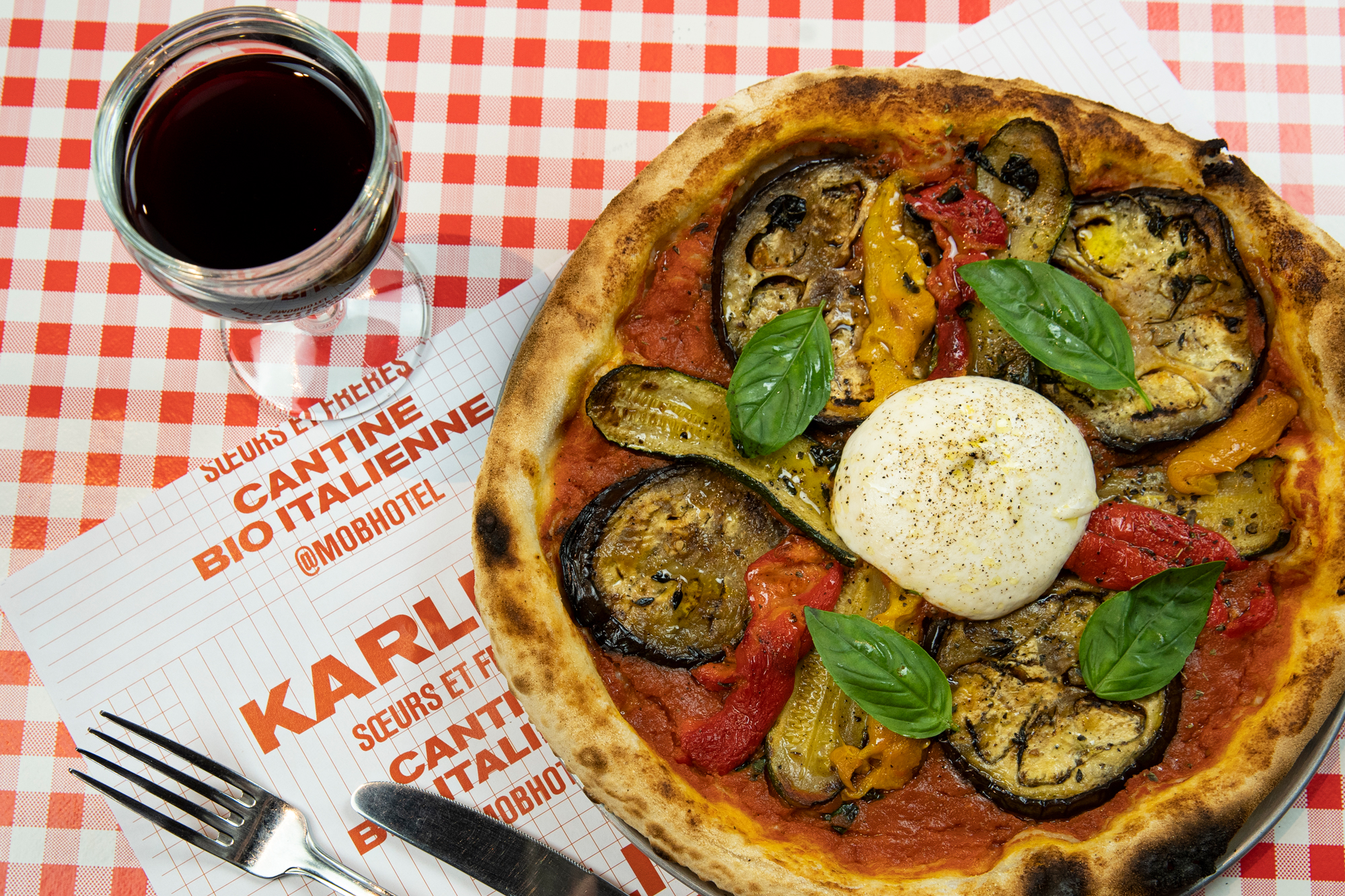 pizza sur une table