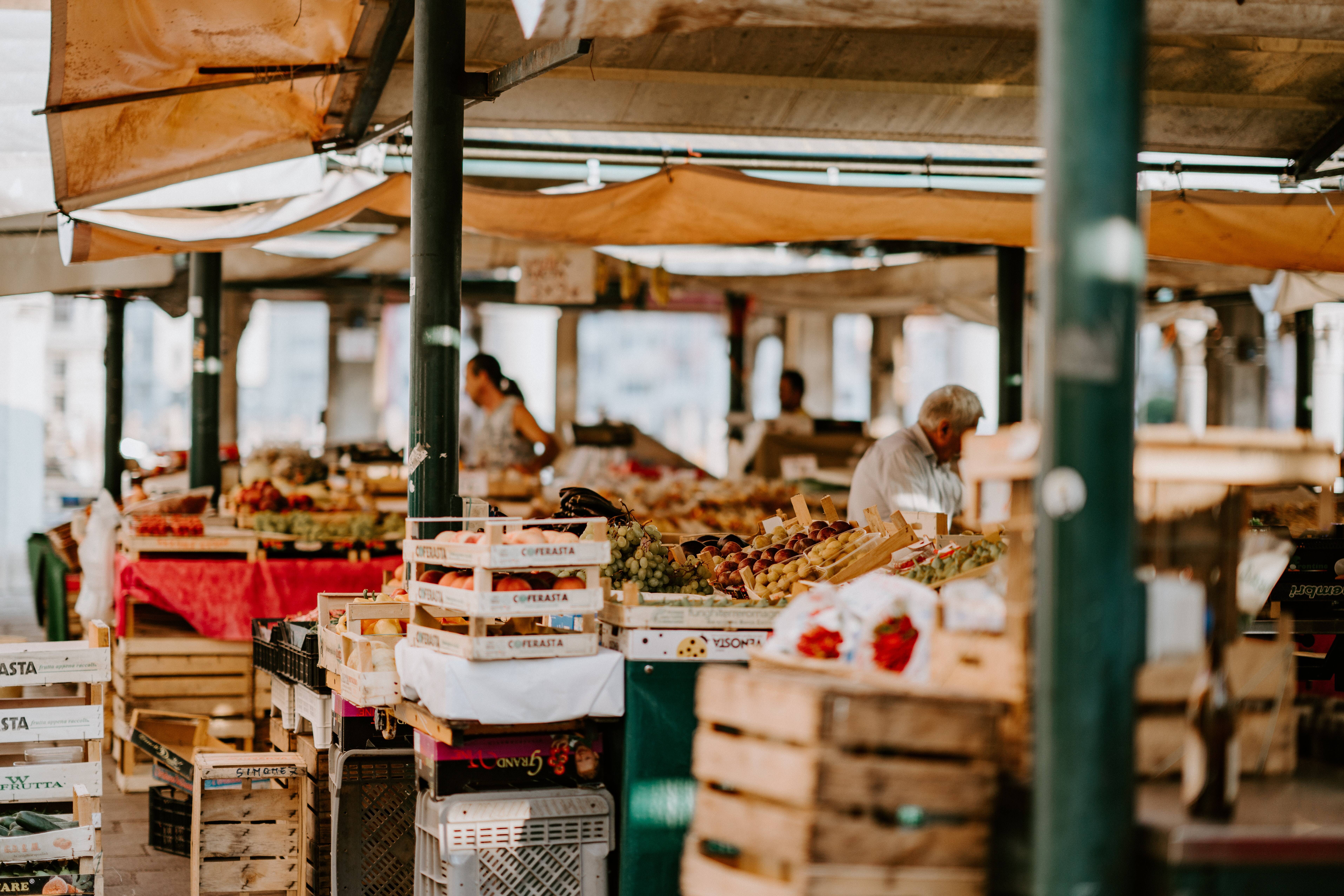 Les Petites Cantines : le réseau solidaire lyonnais prépare près de 200 repas à emporter par jour avec les invendus des marchés