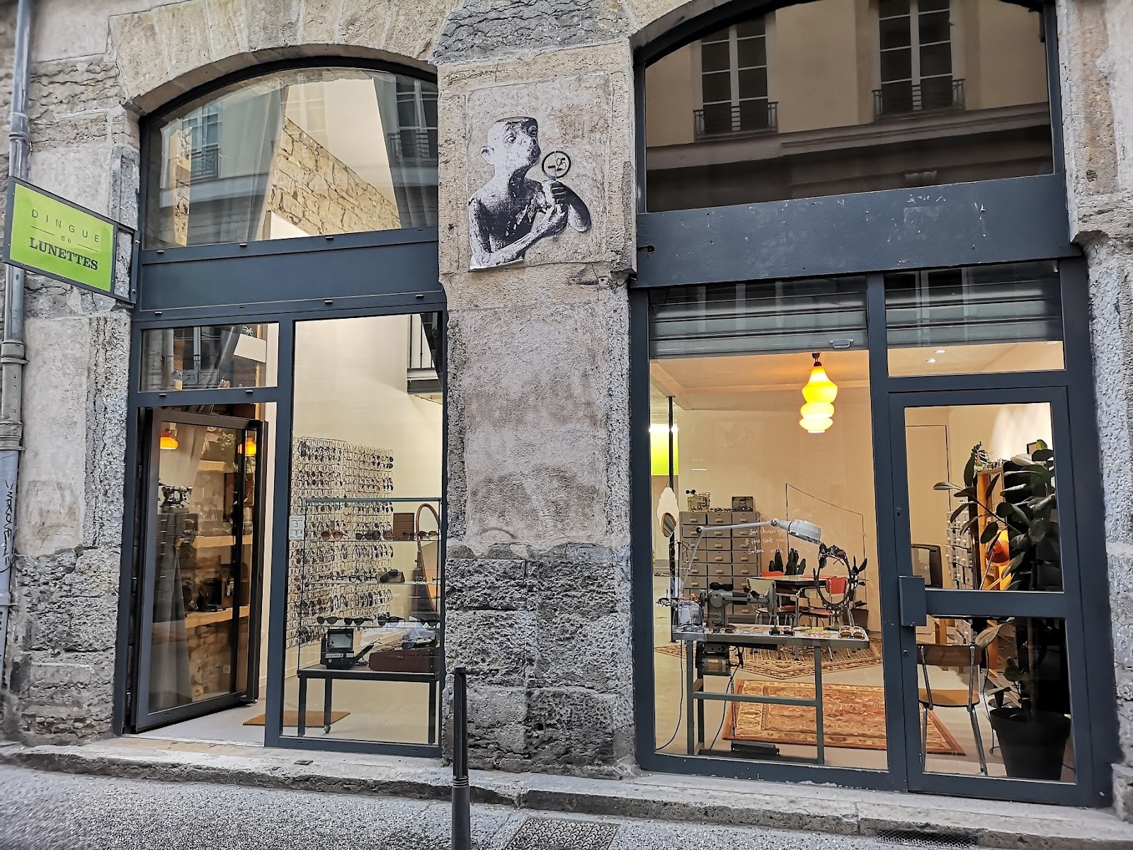 devanture d'un lunetier