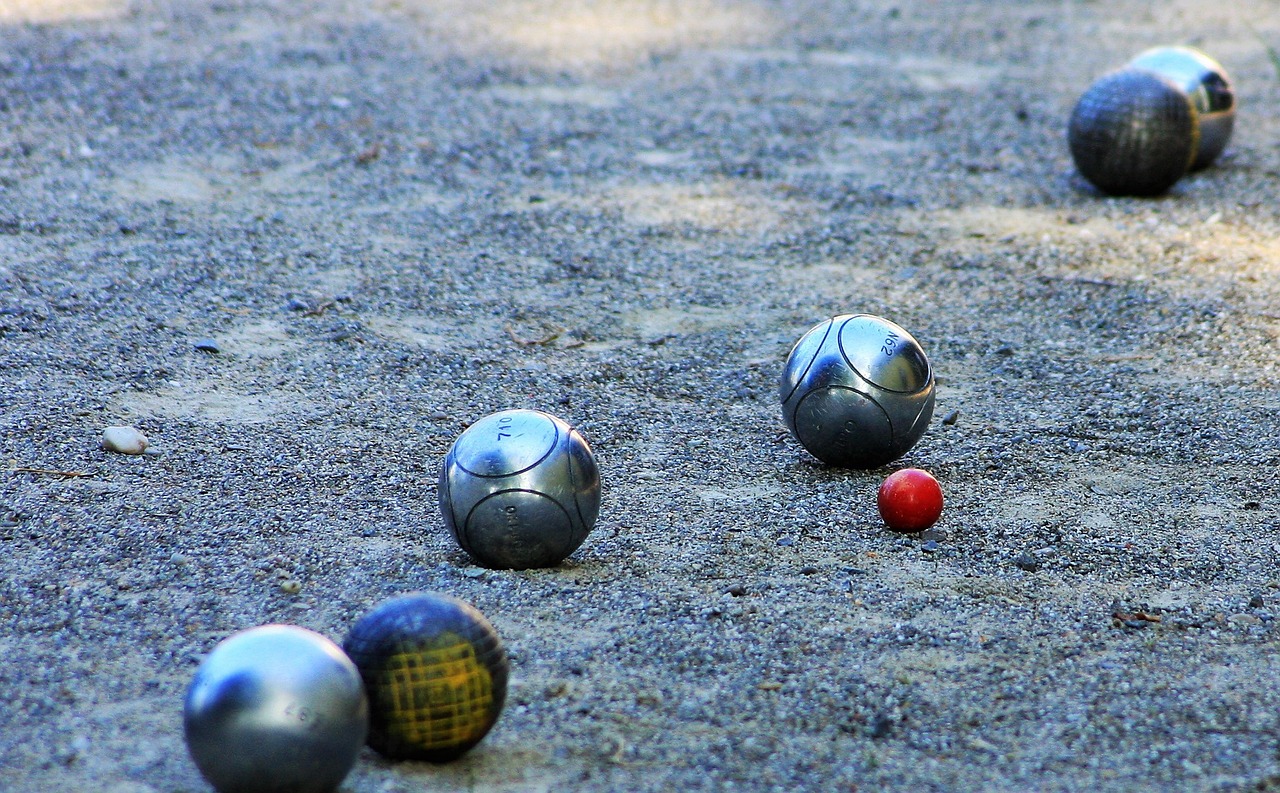 terrain de pétanque avec 4 boules