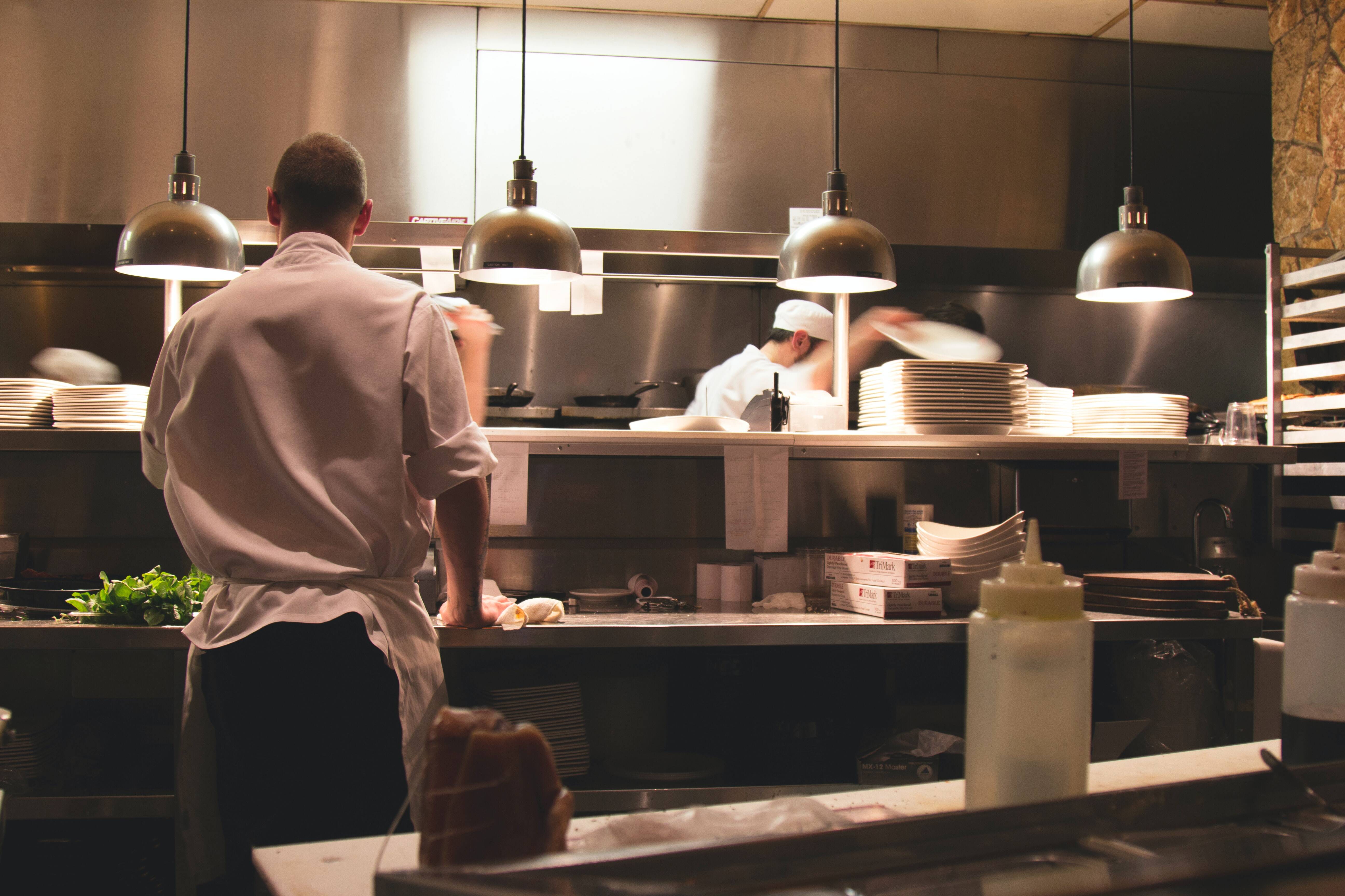 Deux restaurants lyonnais gagnent leur première étoile dans le guide Michelin 2021 !