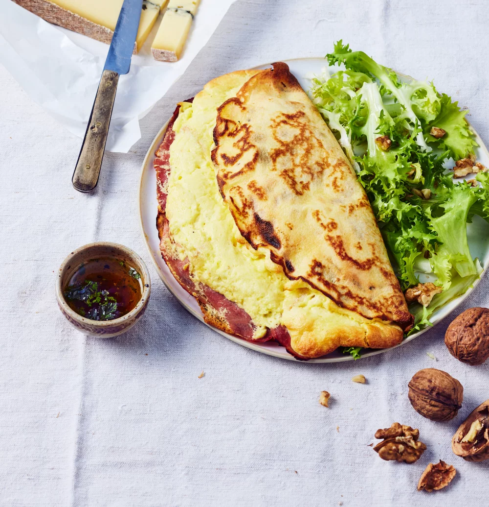 assiette avec crêpe jambon fromage