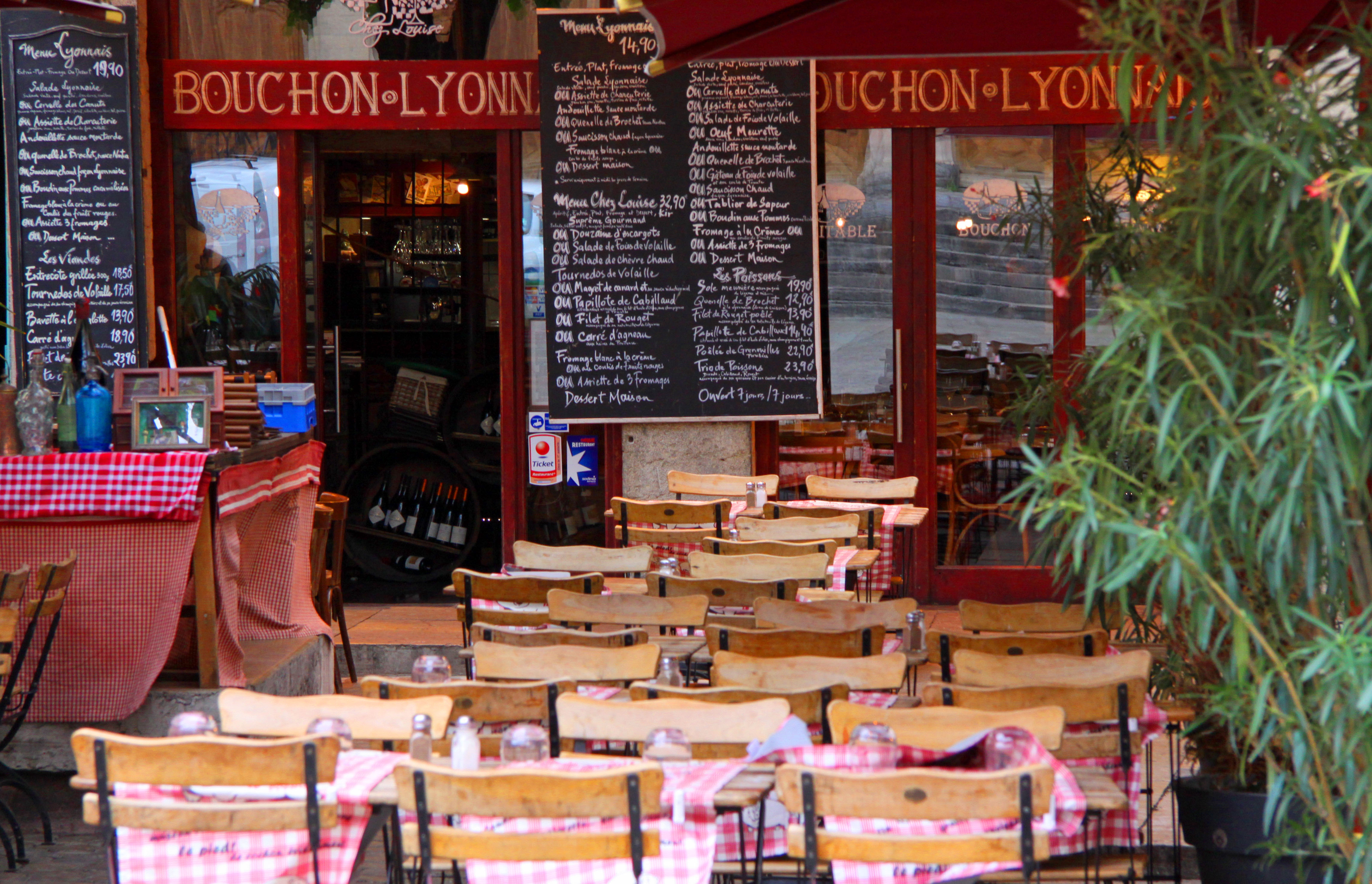 terrasse d'un bouchon lyonnais