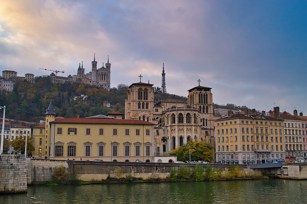 femme sur passerelle rouge lyon