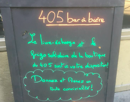 L’initiative géniale du bar 405 : ouvrir un frigo solidaire et une bibliothèque participative !