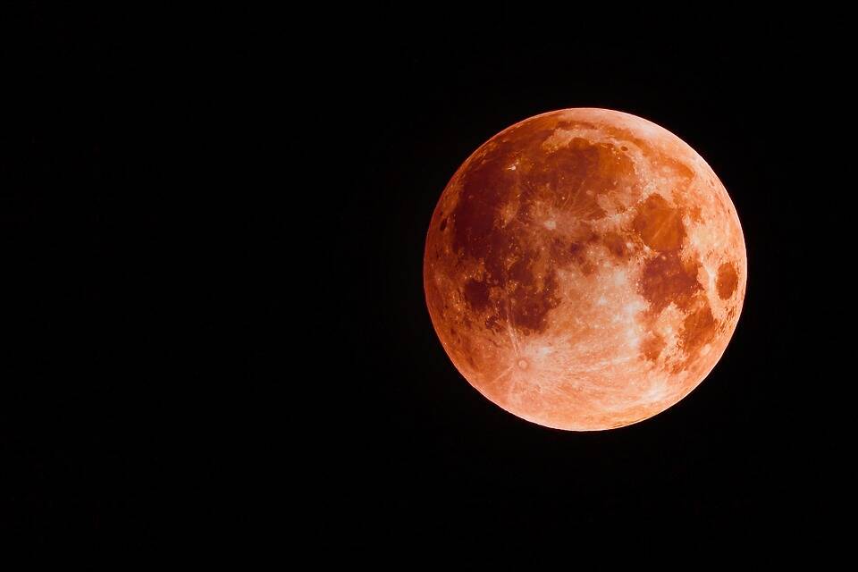 Un peu de bonheur dans ce monde de brutes : Une “Super Lune Rose” dans la nuit du 7 au 8 avril.