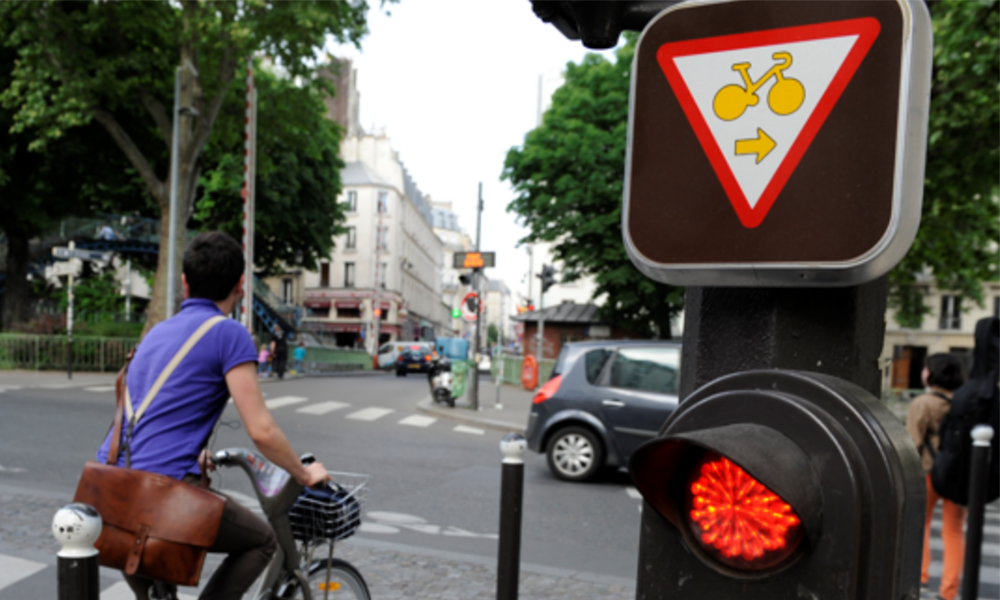 cycliste au feu rouge