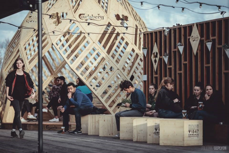 La terrasse du Sucre fait peau neuve pour sa réouverture : une nouvelle décoration signée Carlsberg