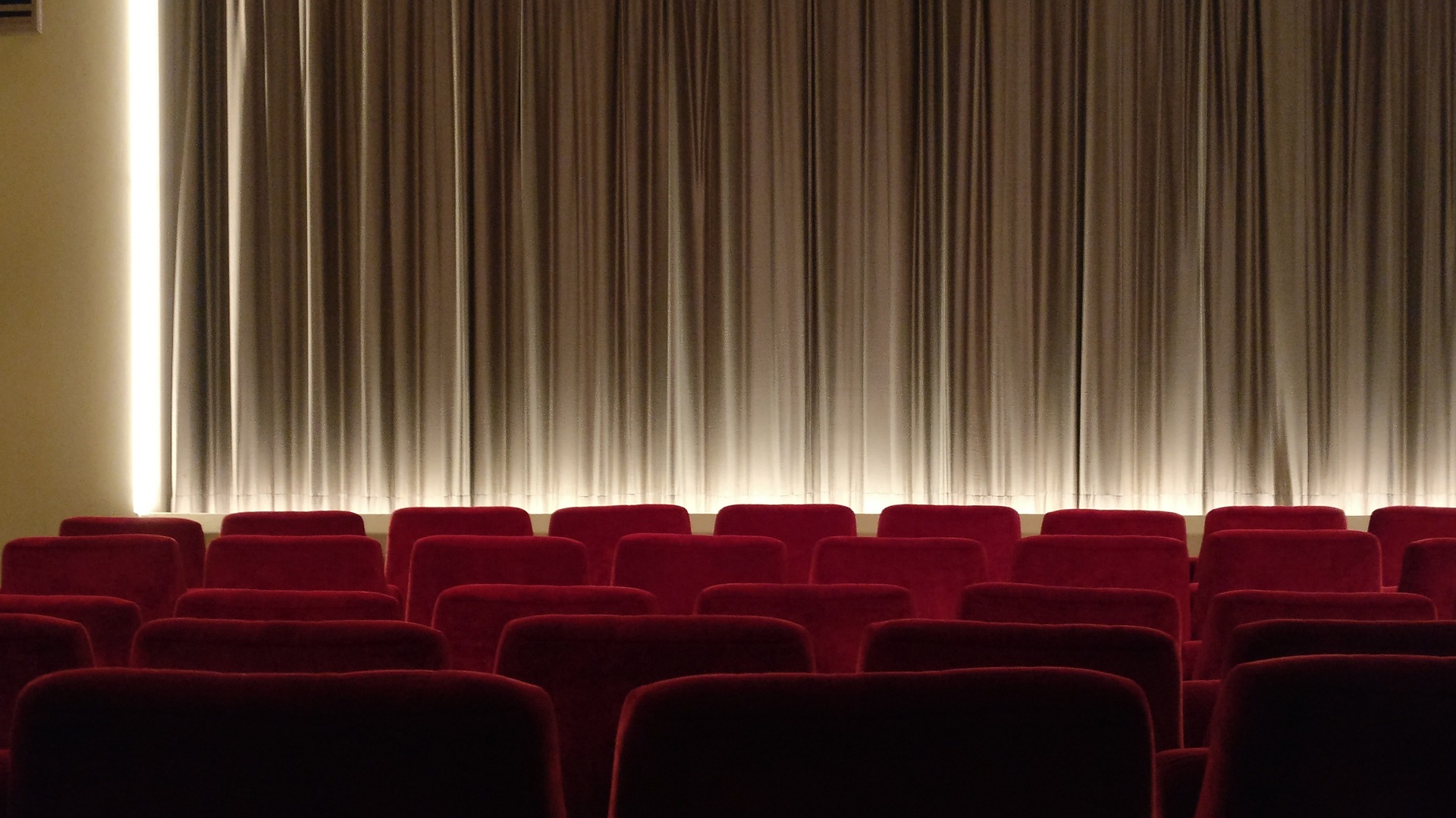 salle de cinéma avec sièges rouges