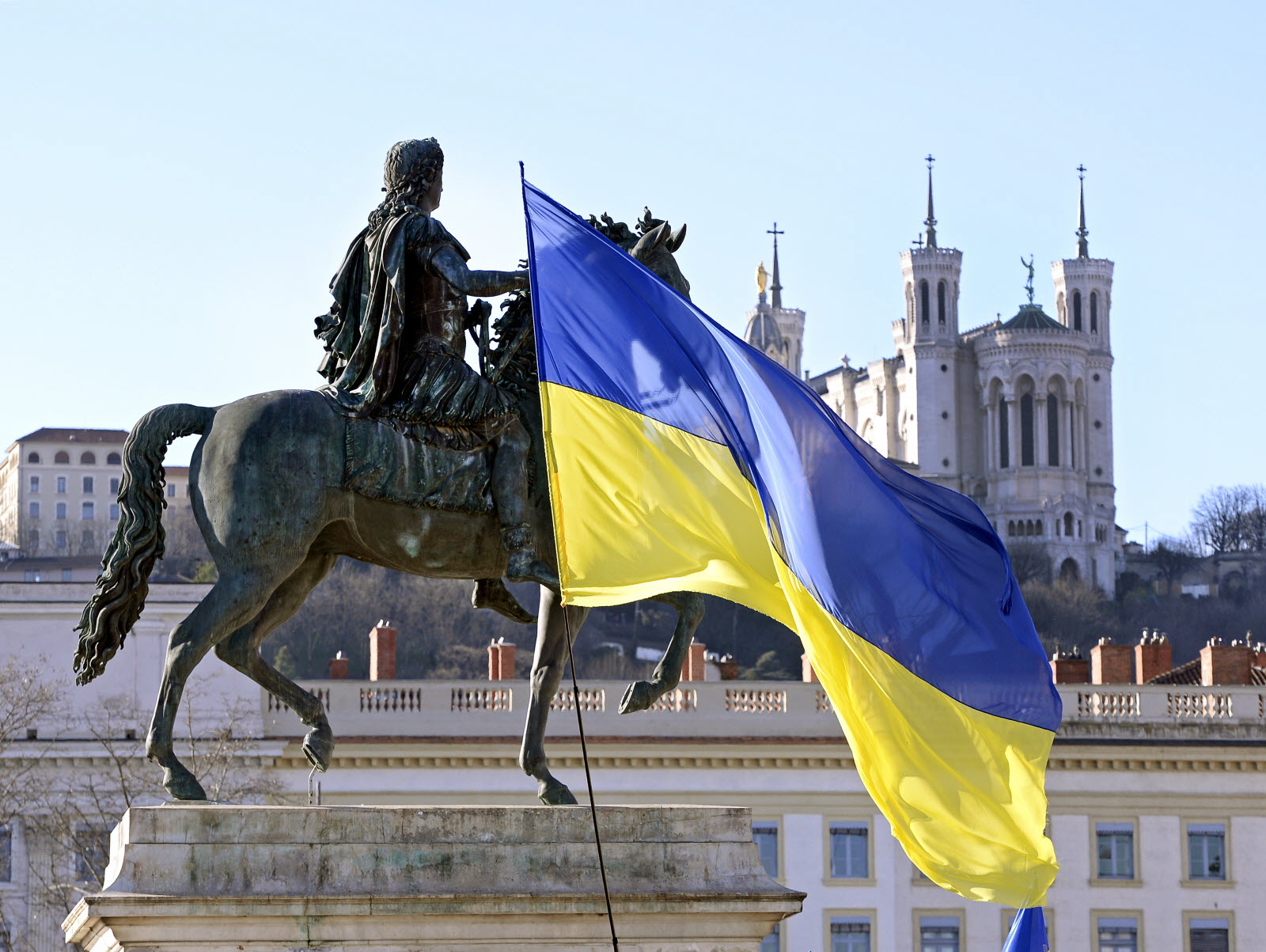 drapeau ukraine place bellecour