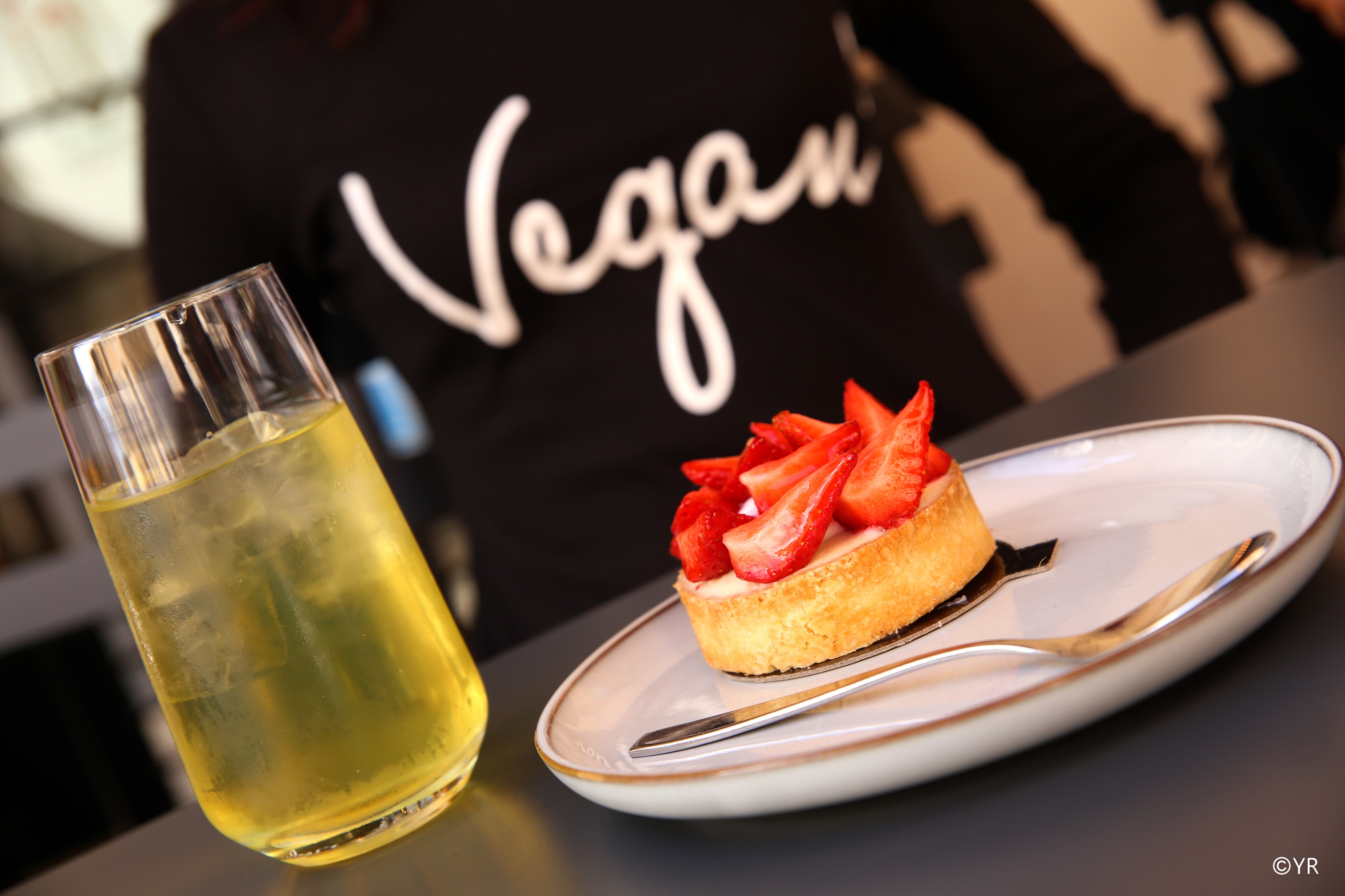 assiette avec dressage gastronomique et cocktail
