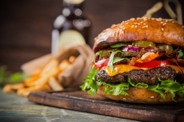assiette avec burger copieux et apétissant