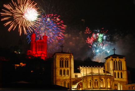 Qui est à l'origine du feu d'artifice du 8 décembre ?