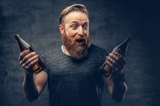 Hommes avec bières dans la main