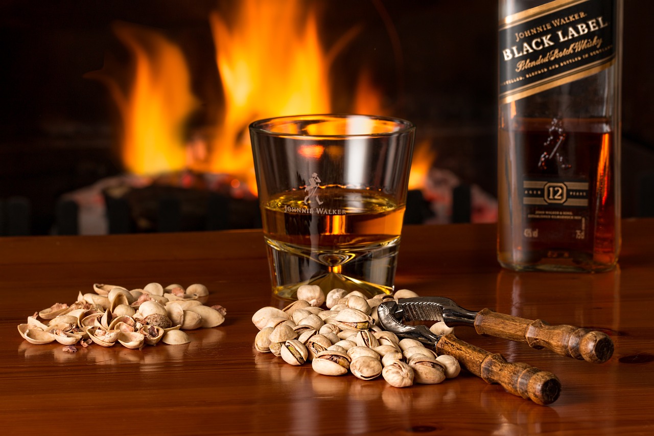 Bouteille de whisky devant un feu de bois