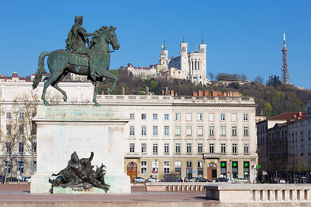 Mais où sont passées les statues des frères Coustou, qui trônaient au milieu de la place Bellecour ?