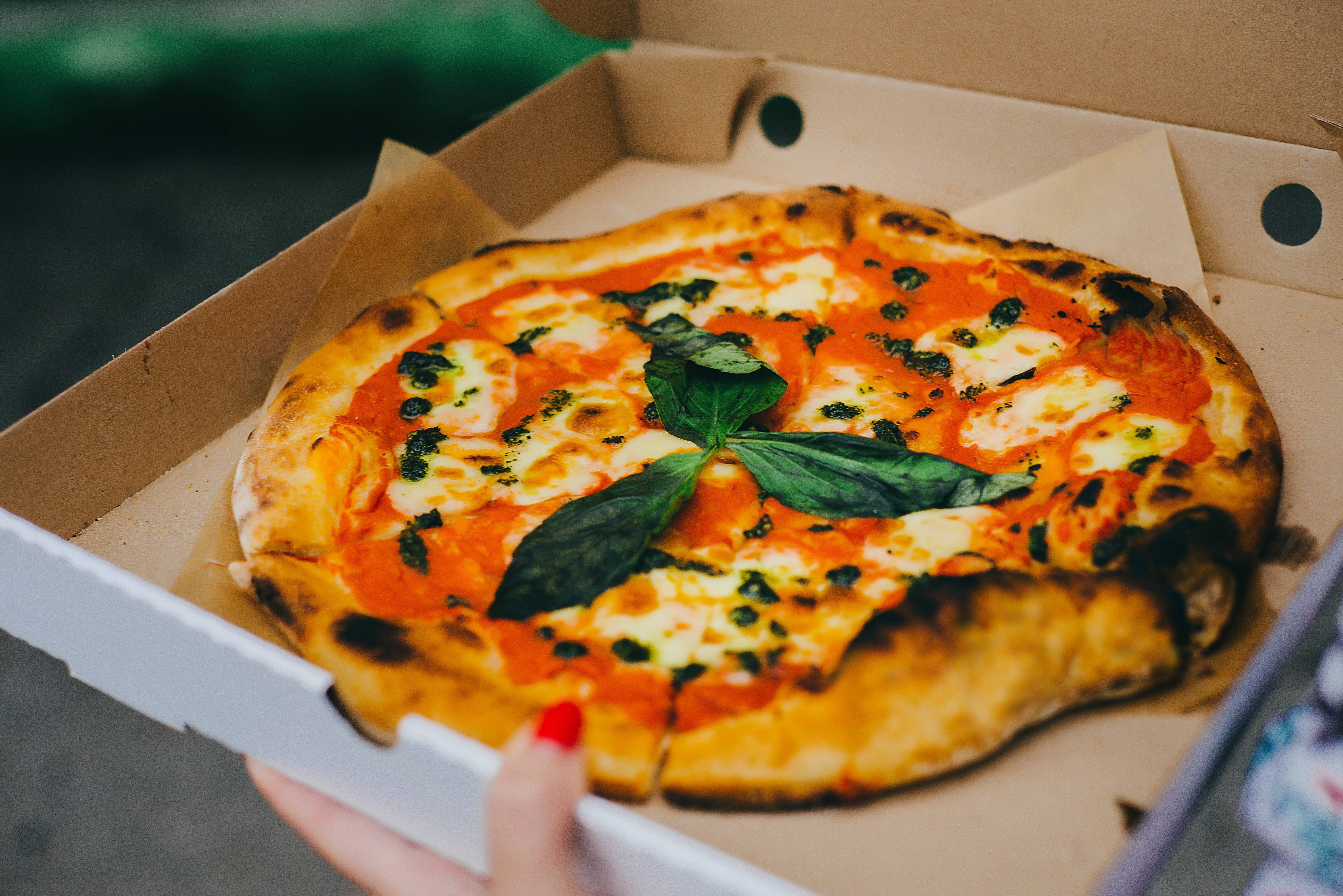 Un beau geste solidaire : Un restaurant lyonnais distribue ses stocks de pizza aux soignants !