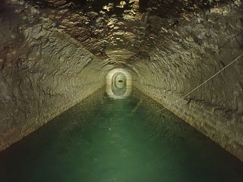 cave avec eau turquoise