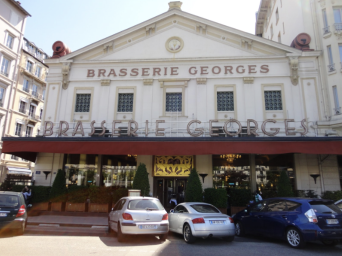 À Lyon, la vaisselle mythique de la Brasserie Georges bientôt à prix mini
