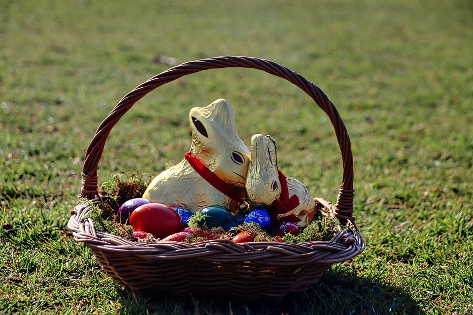 lapin en chocolat dans un panier