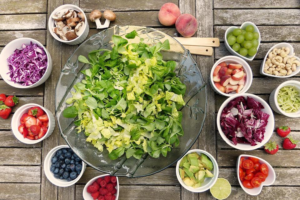 salade avec plusieurs ingrédients colorés