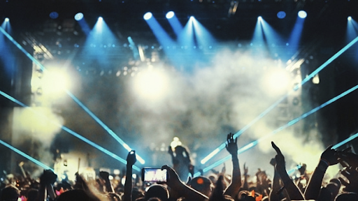 photo concert avec néons et fumée
