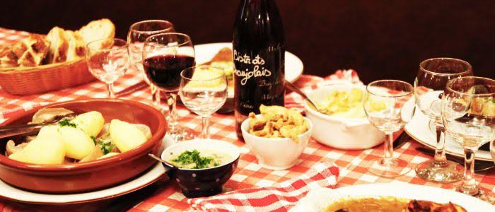 table d'un bouchon lyonnais traditionnelle