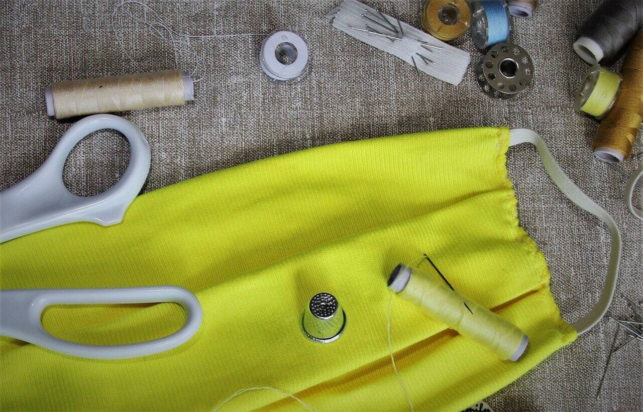 DIY : Un artisan maroquinier lyonnais vous montre comment réaliser un masque en moins de 2 minutes !