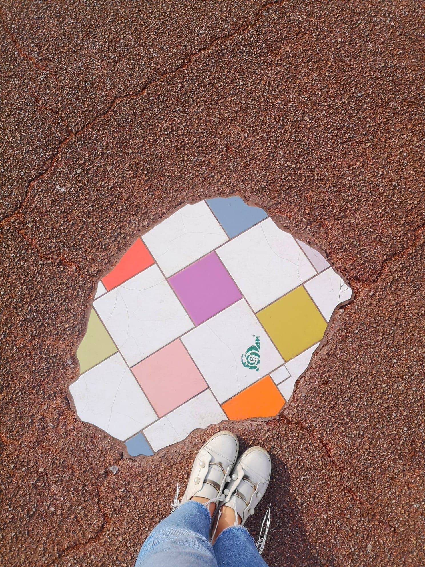 Ememem, street-artiste qui colore avec poésie les trottoirs lyonnais