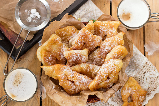 assiette de bugnes recouvertes de sucres