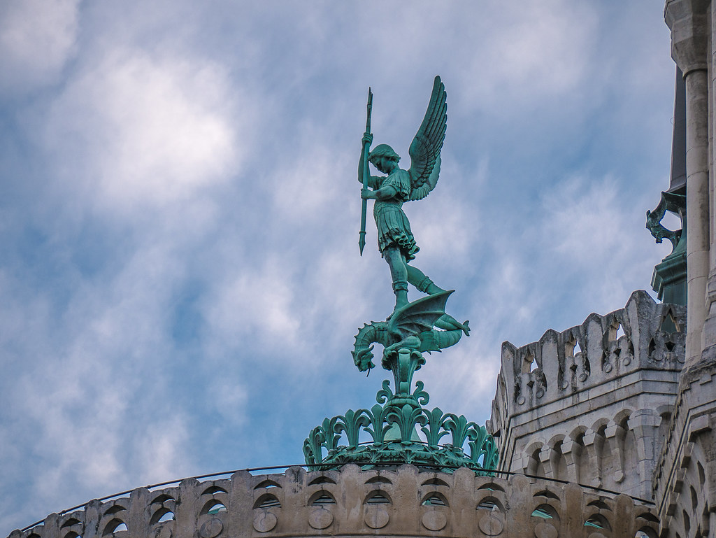 L’archange Saint-Michel veille sur nous !