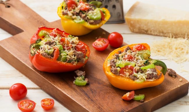 Les poivrons farcis réinventés : boeuf, merguez, riz et leur farandole d’épices et aromates. Profitez d’une dernière recette ensoleillée !